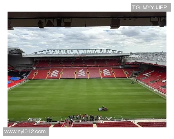 足球三剑客荣耀时刻高清图集展现巅峰技术与无与伦比的球场风采 足球三剑客荣耀时刻高清图集展现巅峰技术与无与伦比的球场风采